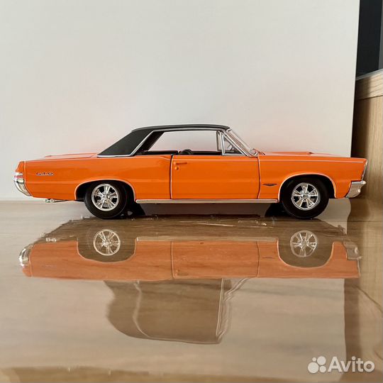 Модель автомобиля Pontiac GTO 1965 1:18 оранжевый