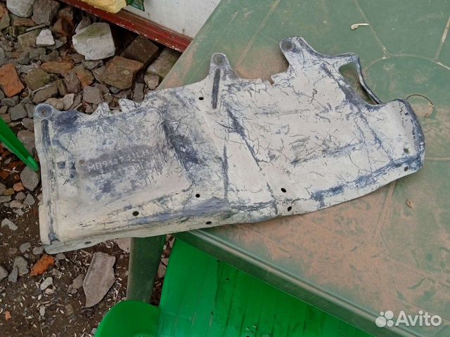 Пыльник двигателя левый Митсубиси спейс стар