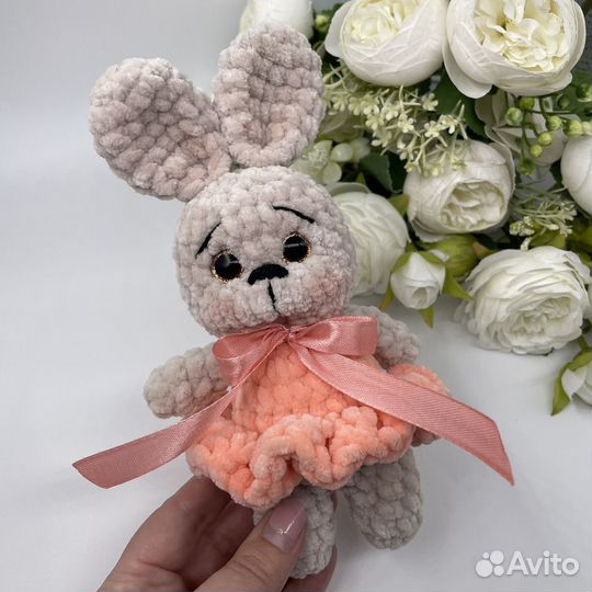 Вязаная игрушка зайчик, ручная работа