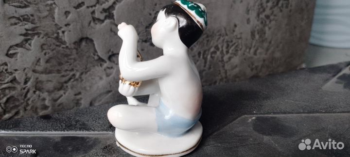 Статуэтка мальчик с виноградом