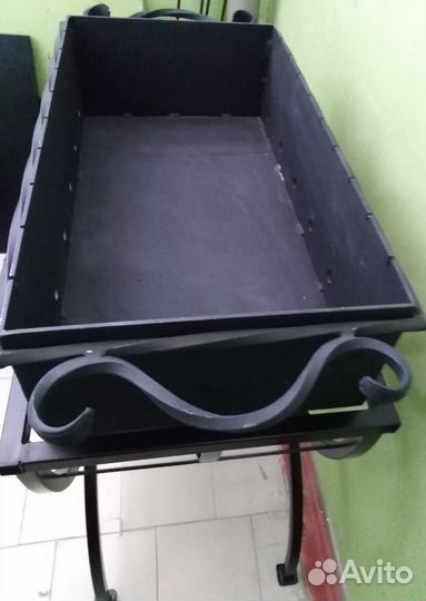 Мангал с кованными ручками и крышкой