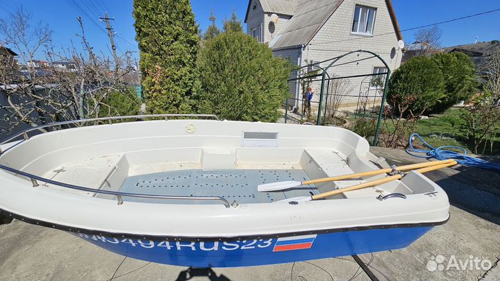 Лодка моторная с веслами 