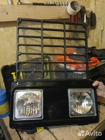 Решетка трактора с фарами