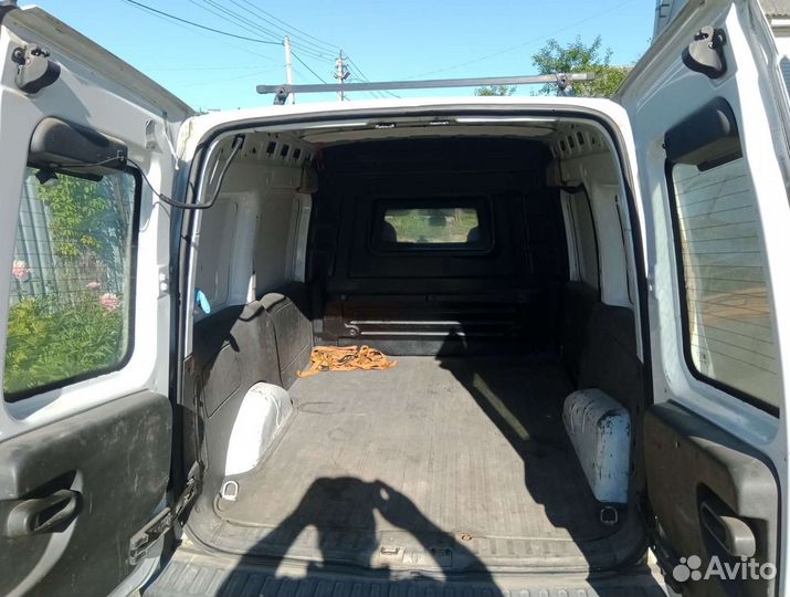 Водитель со своим легковым автомобилем