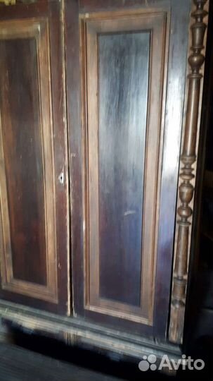 Старинный антикварный шкаф