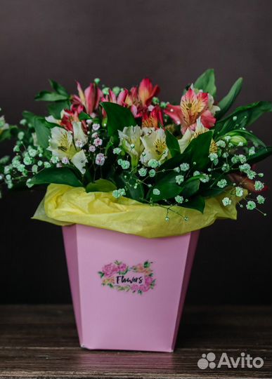 Доставка цветов. Альстромерии в короьке S