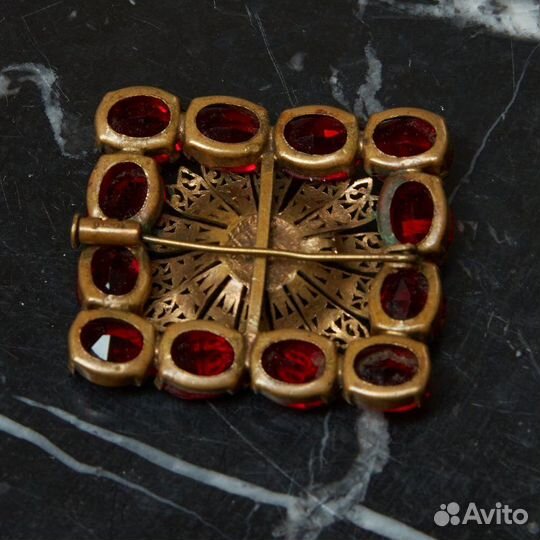 Брошь Квадрат с темно-красными камнями под золото