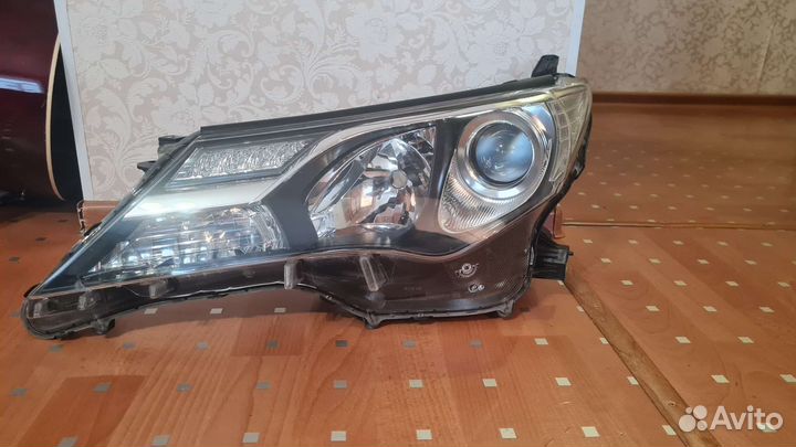 Левая передняя фара RAV4 XA40