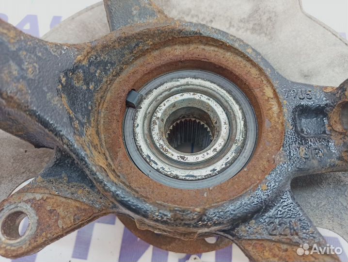 Кулак поворотный передний правый Suzuki SX4 45111