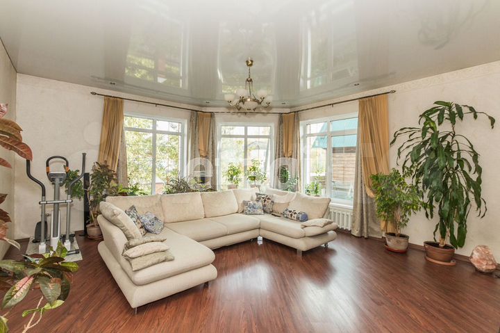 Коттедж 320 м² на участке 7 сот.