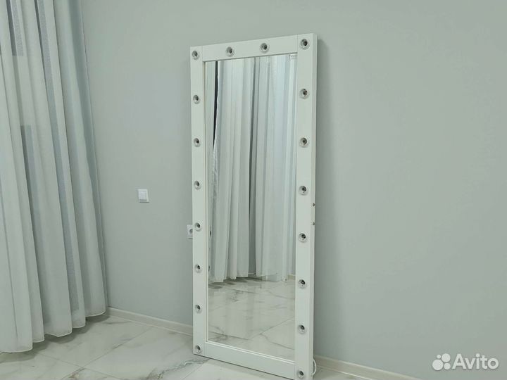 Гримерное зеркало с лампочками