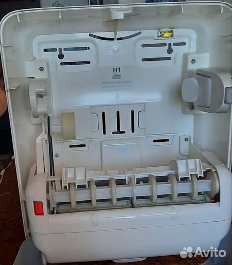 Диспенсер для бумажных полотенец