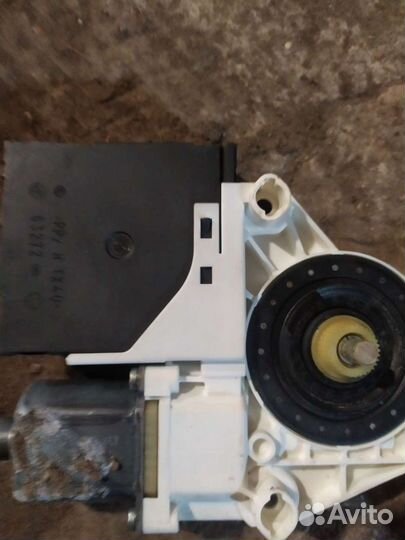 Моторчик стеклоподъёмника передний левый Tiguan