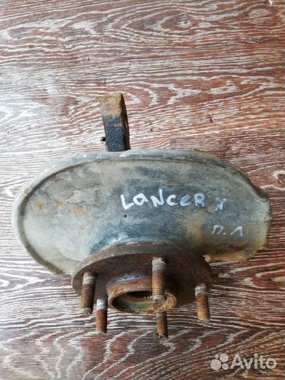 Кулак передний левый Mitsubishi Lancer X 10 2007)