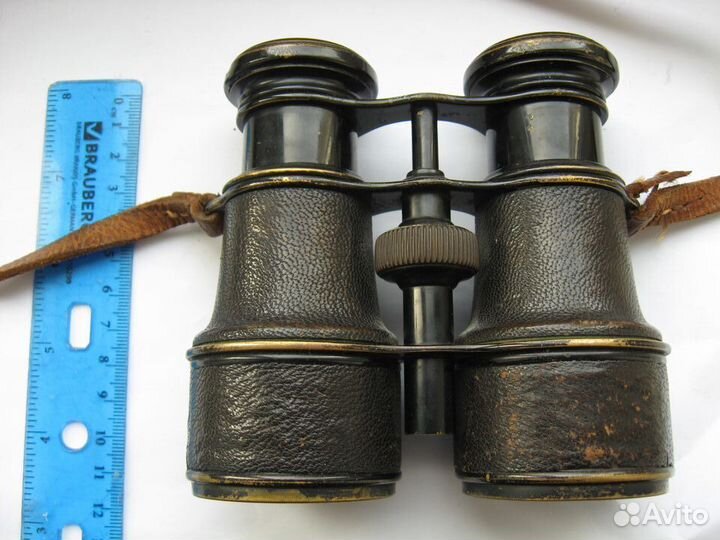 Старинный бинокль в футляре