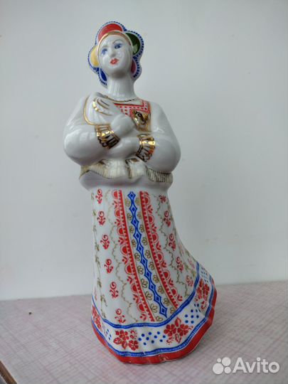 Статуэтка фарфор девушка