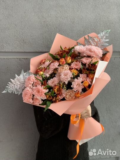 Букет цветов с хризантемами и альстромерией