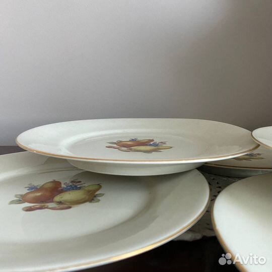 Тарелки с фруктами