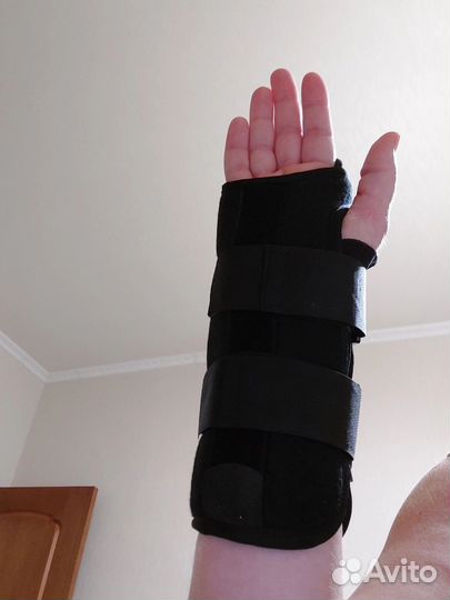 Ортез на запястье левой руки