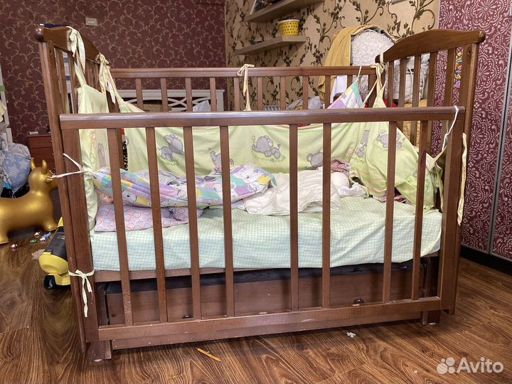 Детская кроватка до 3 лет с маятником