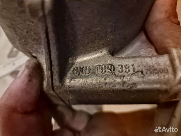 Опора подушка двигателя Audi A4 1.8 cdha 8K0199381