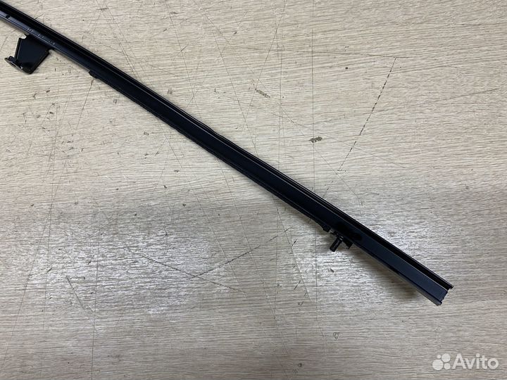 Направляющая задней правой двери Toyota Alphard 3