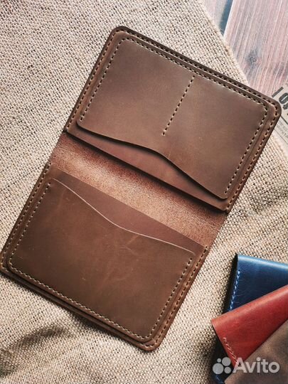 Кожаная обложка на паспорт ручной работы