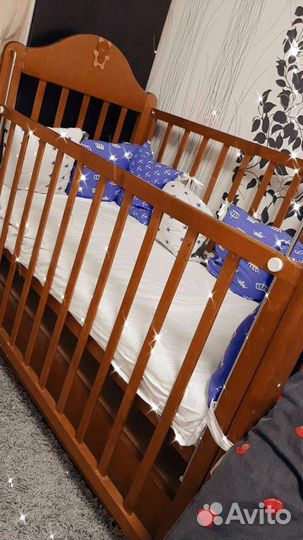 Детская кроватка с маятником и ящиками