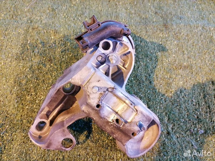 Кронштейн опоры двс правый 8E0199352F Audi A4 B6 A