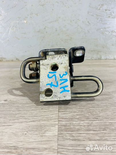 Петля двери зад лев низ volkswagen golf mk5 1.4 AMT DSG хетчбек