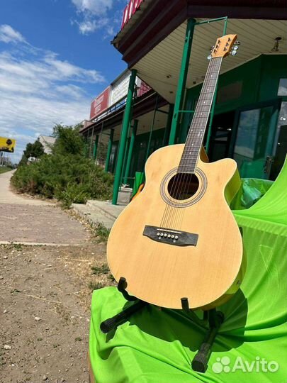 Электроакустическая гитара натуральная