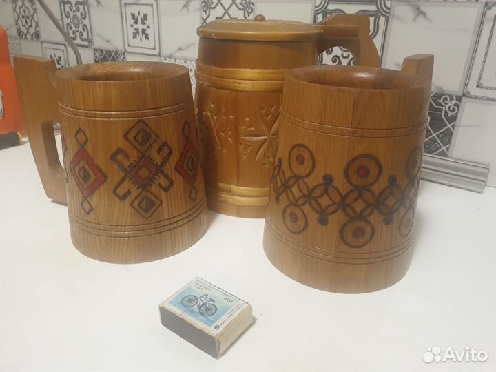 Деревянные кувшин и большая кружка