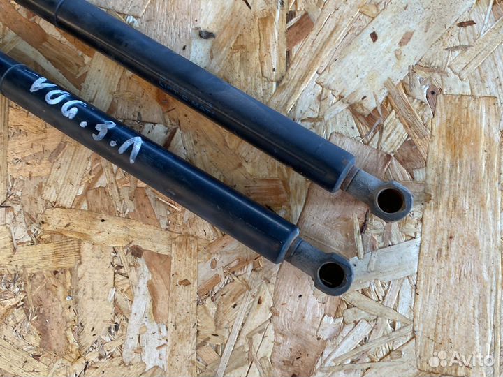 Амартизатор багажника Ренж Ровер Вог