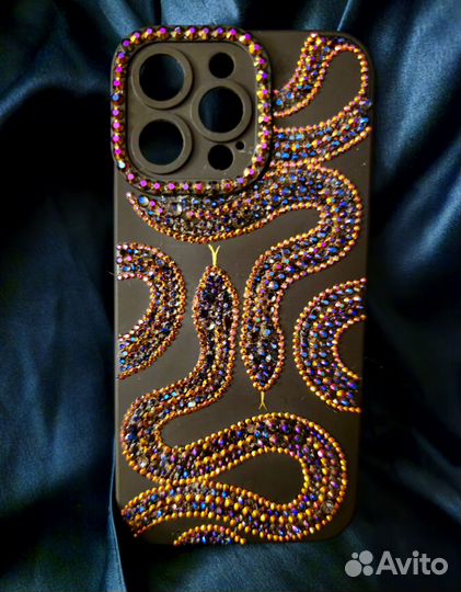 Чехол на iPhone 15 pro со стразами