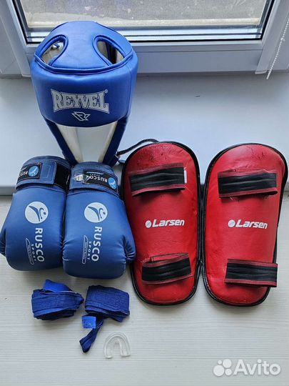 Перчатки, шлем, защита голени, бинты. экипировка