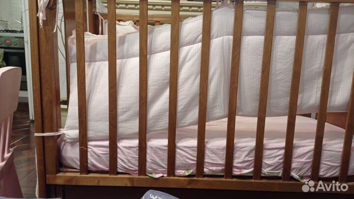 Детская кроватка с маятником