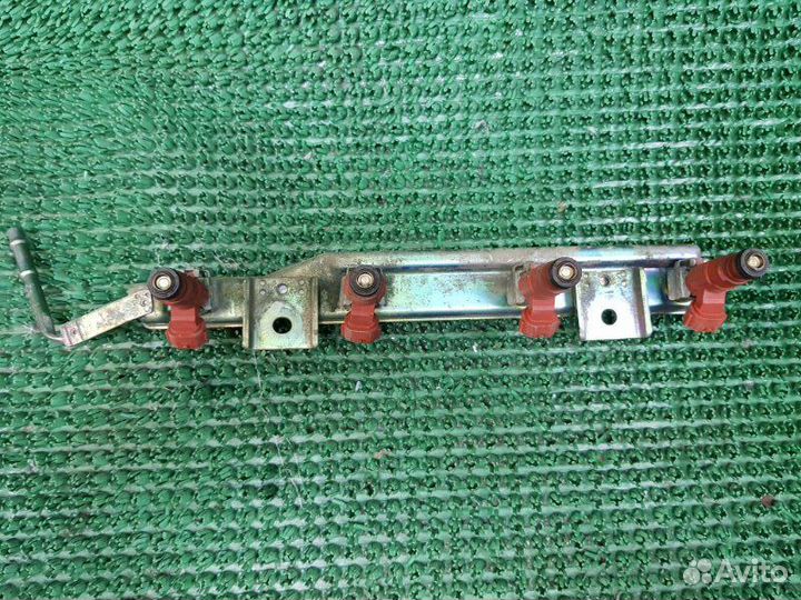 Топливная рампа с форсунками Nissan Almera N16 N16