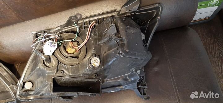 Фара toyota avensis доресталинг