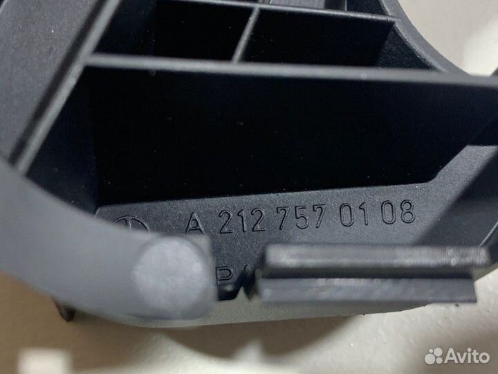 Кронштейн крышки багажника Mercedes W212