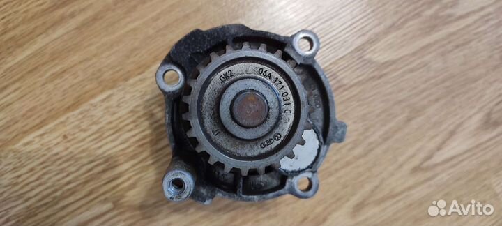 Помпа водяная Skoda Octavia A5 1.6 BSE