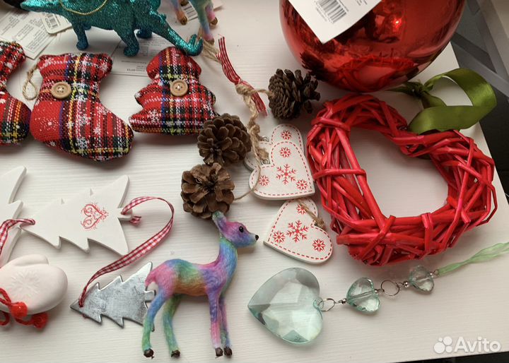 Елочные игрушки красные, разные