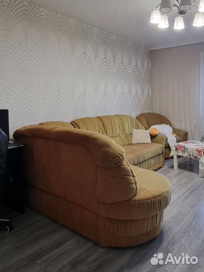 Диван угловой и кресло
