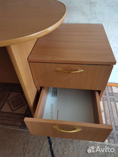 Письменный стол с тумбой и навесными шкафчиками