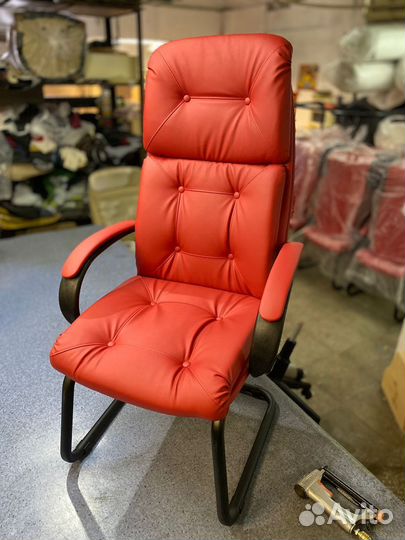 Кресло офисное на полозьях