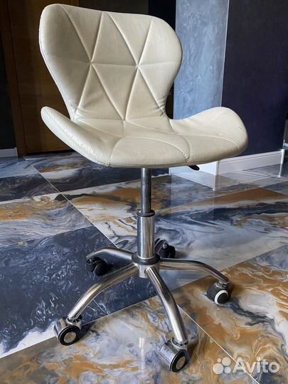 Стул для мастера ракушка