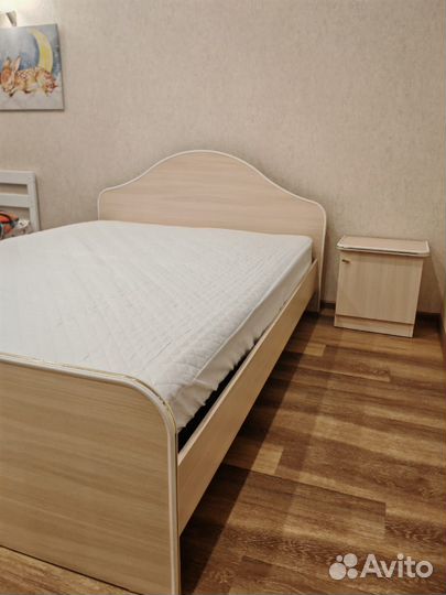 Кровать двухспальная с матрасом 140 на 200