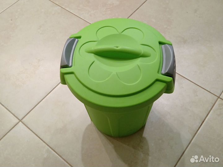 Контейнер для хранения корма