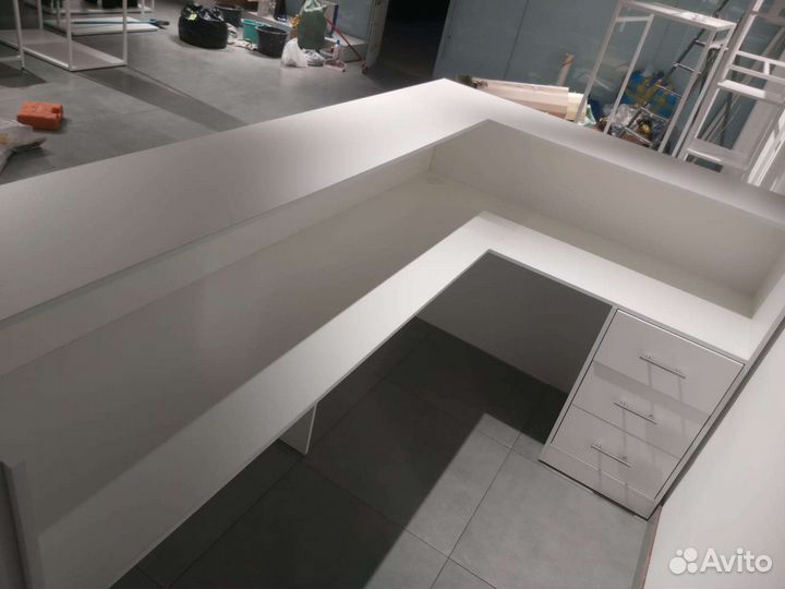 Угловая стойка ресепшн, новая