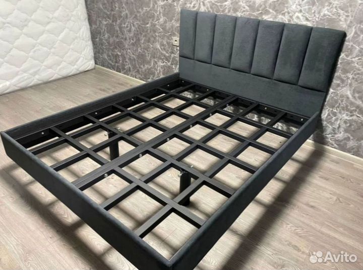 Парящая кровать на металлокаркасе