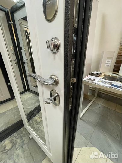 Дверь с зеркалом